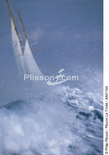 Voilier derrière une vague. - © Philip Plisson / Plisson La Trinité / AA01164 - Photo Galleries - Stormy sky