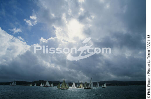Flotte de voiliers sous les nuages, Nioulargue. - © Philip Plisson / Plisson La Trinité / AA01168 - Photo Galleries - Sky