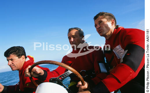 Jean Le Cam, Eric Tabarly et Alain Thébault à la barre de l'Hydroptère. - © Philip Plisson / Plisson La Trinité / AA01181 - Photo Galleries - Tabarly Eric