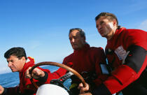 Jean Le Cam, Eric Tabarly et Alain Thébault à la barre de l'Hydroptère. © Philip Plisson / Plisson La Trinité / AA01181 - Photo Galleries - Tabarly Eric