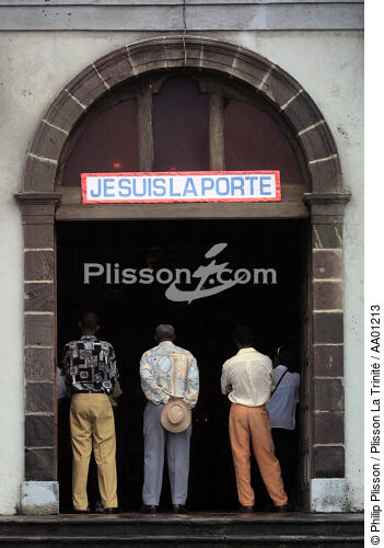 Devant l'église en Martinique. - © Philip Plisson / Plisson La Trinité / AA01213 - Photo Galleries - Religious monument