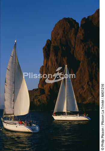 Monocoques de croisière en Corse. - © Philip Plisson / Plisson La Trinité / AA01216 - Photo Galleries - Traditional sailing