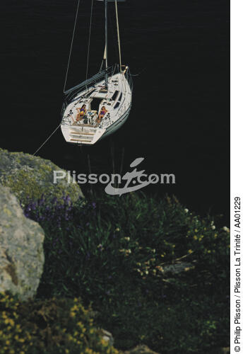 Bronzage sur un monocoque de croisière. - © Philip Plisson / Plisson La Trinité / AA01229 - Photo Galleries - Traditional sailing