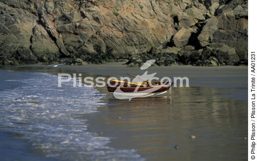 Barque échouée sur une plage. - © Philip Plisson / Plisson La Trinité / AA01231 - Nos reportages photos - Plage