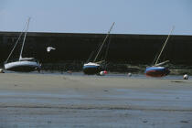 bateaux en cale sèche © Philip Plisson / Plisson La Trinité / AA01232 - Nos reportages photos - Plage