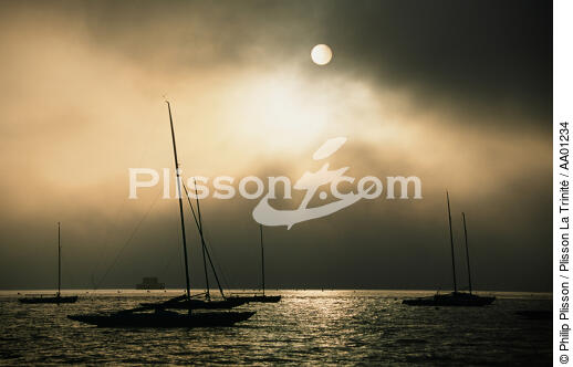 Bateaux au mouillage. - © Philip Plisson / Plisson La Trinité / AA01234 - Nos reportages photos - Moment de la journée