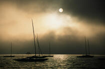 Bateaux au mouillage. © Philip Plisson / Plisson La Trinité / AA01234 - Nos reportages photos - Lune
