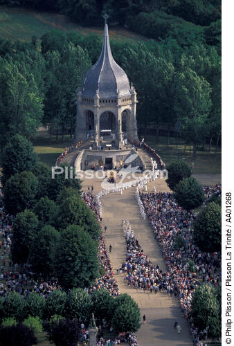 Foule au pélerinage de Sainte Anne d'Auray. - © Philip Plisson / Plisson La Trinité / AA01268 - Photo Galleries - Religious monument