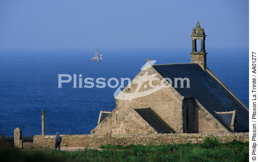 La Vieille en arrière plan d'une chapelle. - © Philip Plisson / Plisson La Trinité / AA01277 - Photo Galleries - Finistère