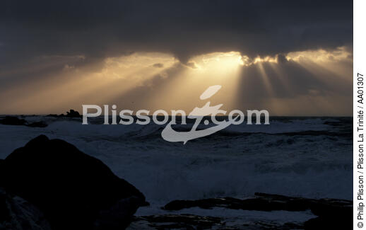 Trouée de lumière pendant une tempête à Penmarc'h. - © Philip Plisson / Plisson La Trinité / AA01307 - Photo Galleries - Penmarc'h [The headland of]