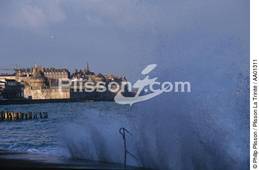 Eclat de vague sur Saint Malo. - © Philip Plisson / Plisson La Trinité / AA01311 - Nos reportages photos - Côte d'Emeraude [la]