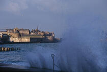 Eclat de vague sur Saint Malo. © Philip Plisson / Plisson La Trinité / AA01311 - Nos reportages photos - Mer