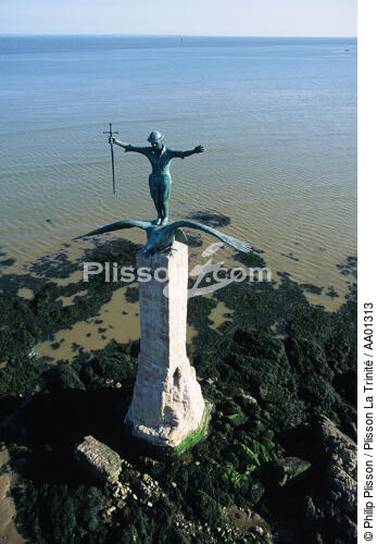 Monument aux morts en bord de mer, Saint Nazaire. - © Philip Plisson / Plisson La Trinité / AA01313 - Photo Galleries - Saint-Nazaire