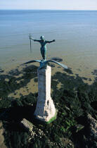 Monument aux morts en bord de mer, Saint Nazaire. © Philip Plisson / Plisson La Trinité / AA01313 - Photo Galleries - Coastal landscape