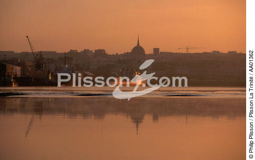 Cargo à Nantes. - © Philip Plisson / Plisson La Trinité / AA01362 - Photo Galleries - River [large]