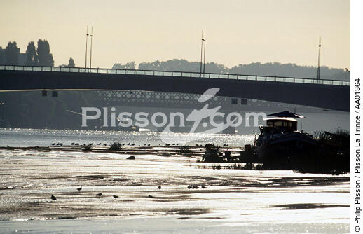 Pont à Nantes. - © Philip Plisson / Plisson La Trinité / AA01364 - Nos reportages photos - Péniche