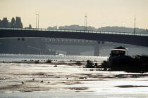 Pont à Nantes. © Philip Plisson / Plisson La Trinité / AA01364 - Nos reportages photos - Péniche