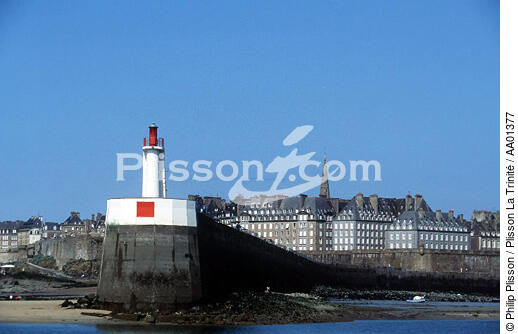 Le Môle des Noires à Saint-Malo. - © Philip Plisson / Plisson La Trinité / AA01377 - Nos reportages photos - Signalisation maritime
