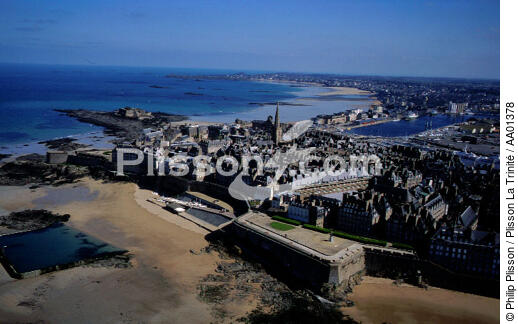 Vue sur Saint-Malo intra-muros. - © Philip Plisson / Plisson La Trinité / AA01378 - Nos reportages photos - Site [35]
