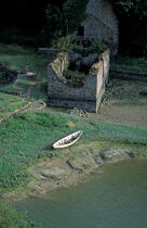 Ruines au bord de la Rance. © Philip Plisson / Plisson La Trinité / AA01387 - Photo Galleries - Rowing boat