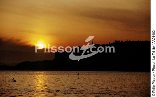 Coucher de soleil sur Saint-Malo. - © Philip Plisson / Plisson La Trinité / AA01402 - Nos reportages photos - Coucher de soleil