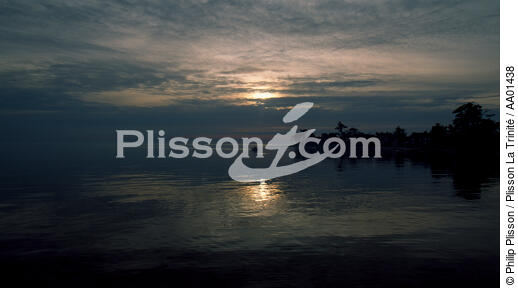 Loctudy au crépuscule. - © Philip Plisson / Plisson La Trinité / AA01438 - Photo Galleries - Cloud-break