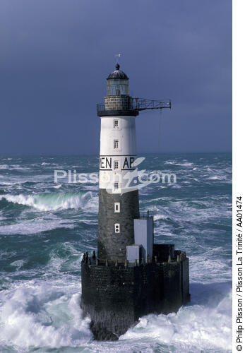 Le phare Ar-Men dans la chaussée de Sein. - © Philip Plisson / Plisson La Trinité / AA01474 - Photo Galleries - Brittany