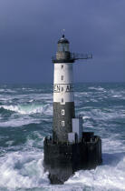 Le phare Ar-Men dans la chaussée de Sein. © Philip Plisson / Plisson La Trinité / AA01474 - Nos reportages photos - Mer d'Iroise