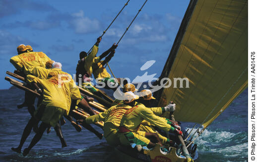 Régate de yoles à la Martinique. - © Philip Plisson / Plisson La Trinité / AA01476 - Photo Galleries - Dinghy or small boat with centre-board