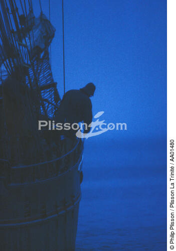 Caboteur irlandais croisé au petit matin à la sortie de Port-Rhu - © Philip Plisson / Plisson La Trinité / AA01480 - Nos reportages photos - Ville [29]