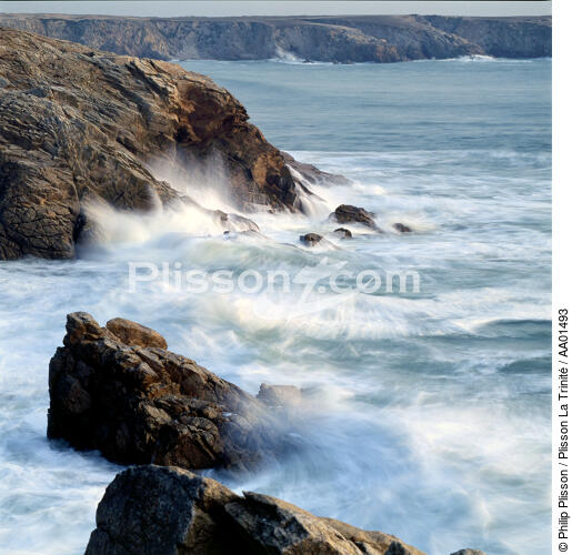 Mer en mouvement sur la côte sauvage. - © Philip Plisson / Plisson La Trinité / AA01493 - Photo Galleries - Square format