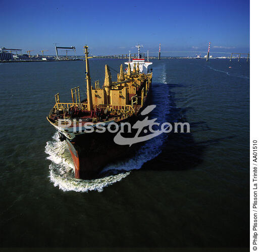 Un cargo sur la Loire. - © Philip Plisson / Plisson La Trinité / AA01510 - Nos reportages photos - Transport maritime