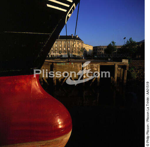 Cargo dans le port de Nantes. - © Philip Plisson / Plisson La Trinité / AA01519 - Nos reportages photos - Transport maritime