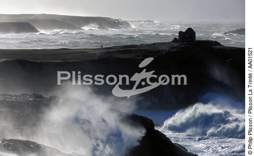 Gale's on Percho Point Quiberon. - © Philip Plisson / Plisson La Trinité / AA01521 - Photo Galleries - Brittany