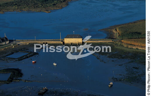 Moulin à marées de Locmariaquer. - © Philip Plisson / Plisson La Trinité / AA01530 - Nos reportages photos - Bretagne