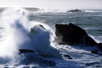Eclat de vague sur un rocher. © Guillaume Plisson / Plisson La Trinité / AA01543 - Photo Galleries - Coastal landscape