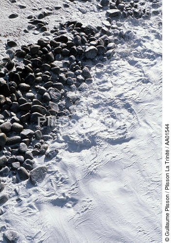 Ecume des vagues sur les galets. - © Guillaume Plisson / Plisson La Trinité / AA01544 - Photo Galleries - Pebble