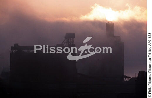 Port maritime et industriel de Brest. - © Philip Plisson / Plisson La Trinité / AA01638 - Nos reportages photos - Bretagne