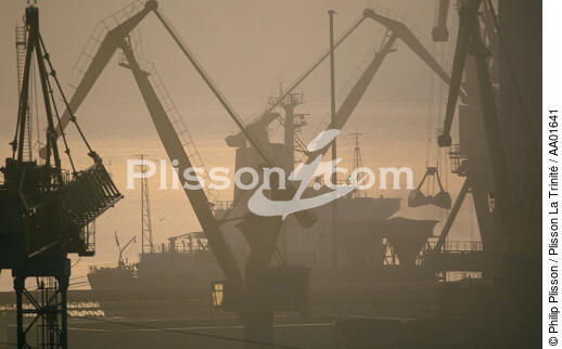 Dans le port de Brest. - © Philip Plisson / Plisson La Trinité / AA01641 - Photo Galleries - Maritime transport