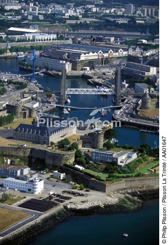 Le pont de Recouvrance à Brest. - © Philip Plisson / Plisson La Trinité / AA01647 - Photo Galleries - The Navy