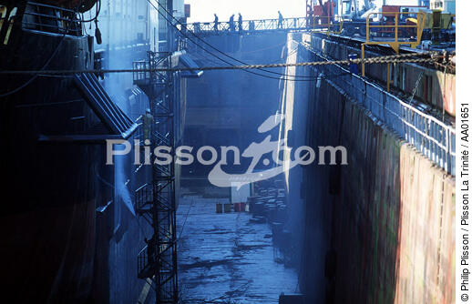 Cargo en construction à Brest. - © Philip Plisson / Plisson La Trinité / AA01651 - Nos reportages photos - Transport maritime