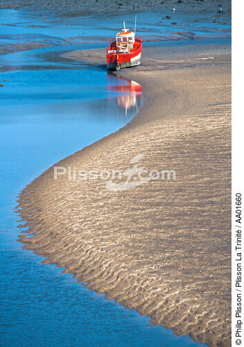 Bateau de pêche dans l'Aber-Wrac'h. - © Philip Plisson / Plisson La Trinité / AA01660 - Nos reportages photos - Marée basse