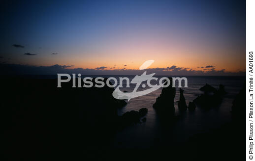 Les aiguilles de Port-Coton. - © Philip Plisson / Plisson La Trinité / AA01693 - Nos reportages photos - Coucher de soleil