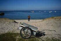 Un homme sur une plage à Hoëdic. © Philip Plisson / Plisson La Trinité / AA01717 - Nos reportages photos - Morbihan