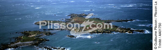 Vue aérienne de l'île de Balanec. - © Guillaume Plisson / Plisson La Trinité / AA01750 - Nos reportages photos - Panoramique horizontal