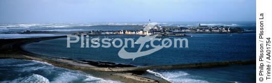 L'île de Sein. - © Philip Plisson / Plisson La Trinité / AA01754 - Nos reportages photos - Panoramique horizontal