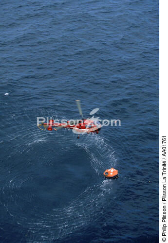 Hélicoptère au-dessus d'un canot de survie. - © Philip Plisson / Plisson La Trinité / AA01761 - Photo Galleries - Helicopter