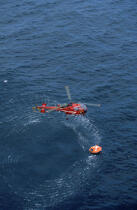 Hélicoptère au-dessus d'un canot de survie. © Philip Plisson / Plisson La Trinité / AA01761 - Nos reportages photos - Hélitreuillage