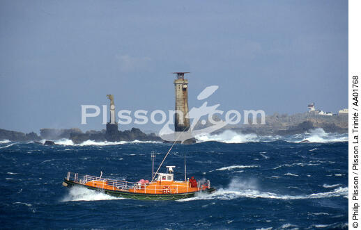 Canot de sauvetage près de Nividic. - © Philip Plisson / Plisson La Trinité / AA01768 - Nos reportages photos - Mer