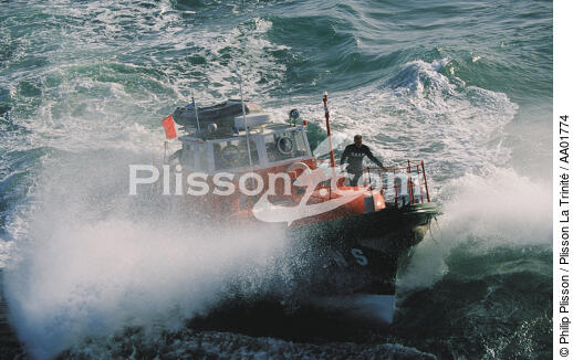 Le canot de sauvetage du conquet dans la houle. - © Philip Plisson / Plisson La Trinité / AA01774 - Nos reportages photos - Sauveteur en mer